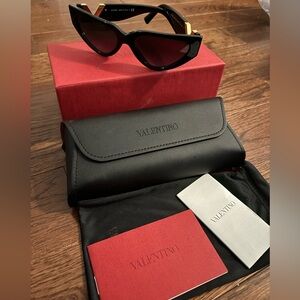 Valentino - Acetate cat eye Sunglasses with VLOGO
